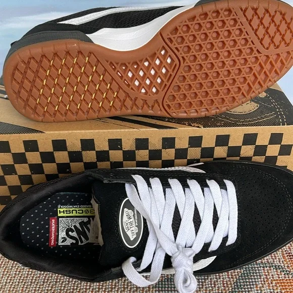 Vans Men’s ZahbaBlack/WhiteVN0007QQBA2Sneakers